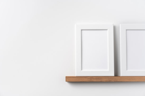 书架和墙壁上的垂直白色木纹照片图片下载