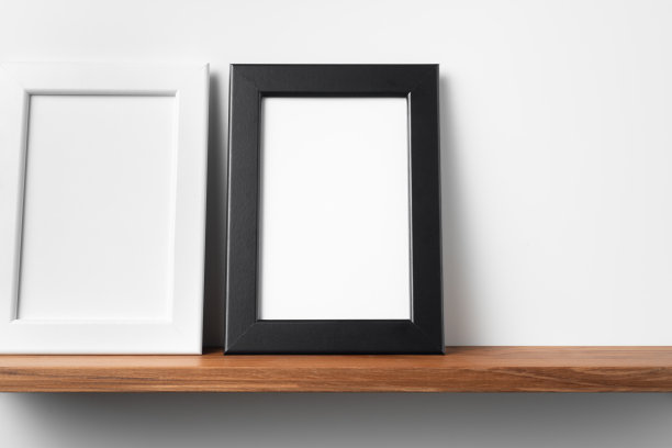 书架和墙上的垂直木照片图片下载