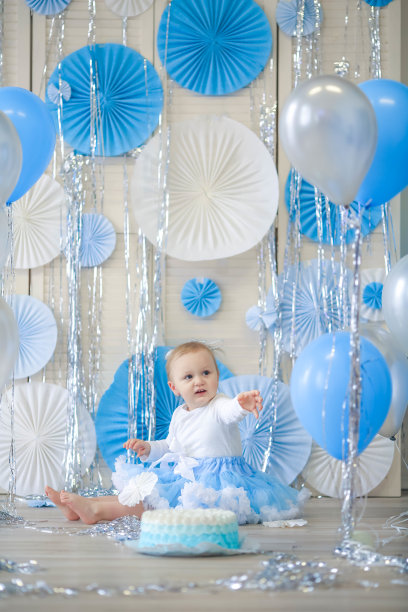 女孩玩着气球和蓝色的风景图片下载