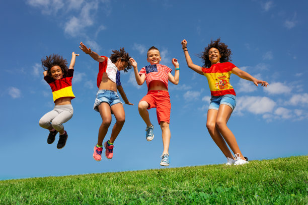 许多孩子穿着不同的国旗衫跳图片下载