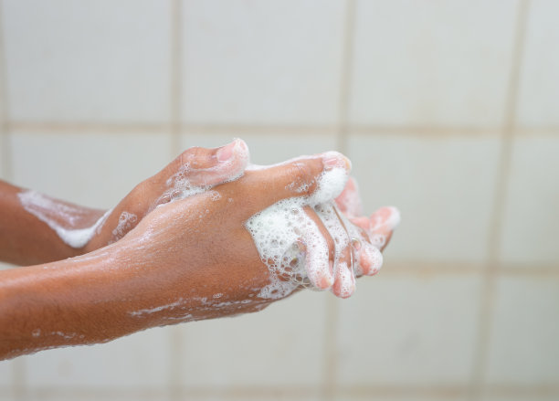 用肥皂和水洗手。图片下载