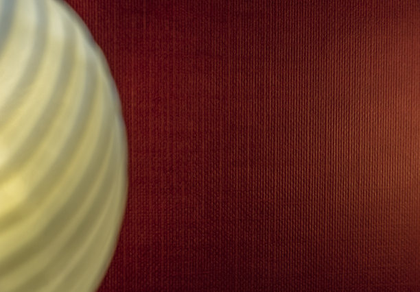 红色背景上有柔和灯光的灯笼。图片下载