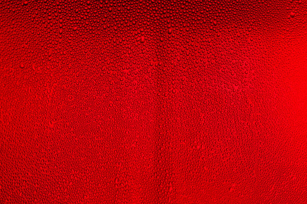 水滴的背景在红色光泽的表面，雨滴的纹理在红色。自然新鲜背景，抽象，背景，蓝色，气泡，彩色背景，水滴，水，抽象，背景图片下载