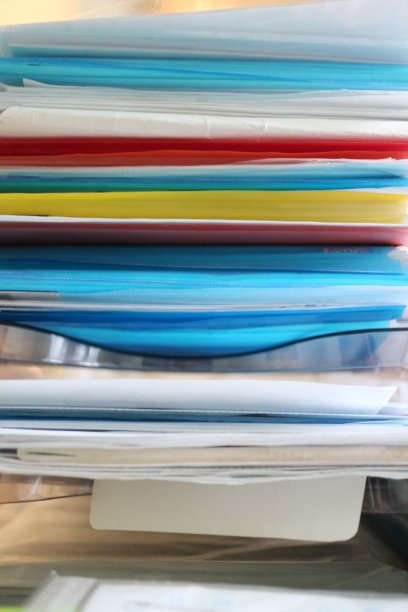 桌上放着五颜六色的办公文件夹图片下载