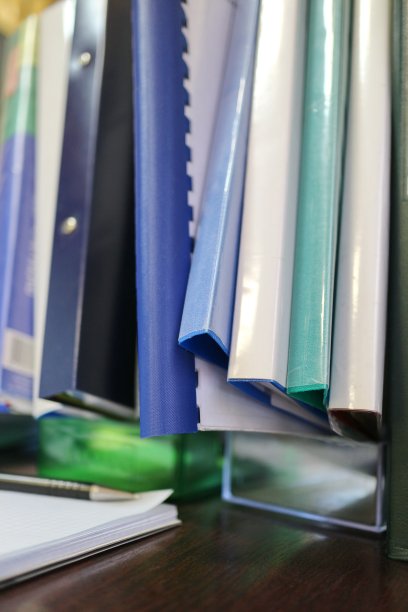 桌上放着五颜六色的办公文件夹图片下载