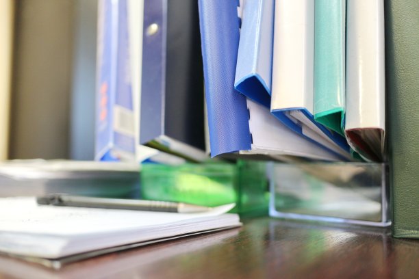 桌上放着五颜六色的办公文件夹图片下载