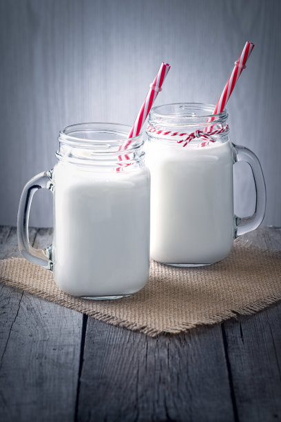 木制的乡村背景上放着牛奶的玻璃杯图片下载