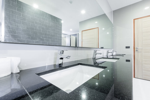 浴室内部采用水槽、面盆、水龙头排列现代设计。图片下载