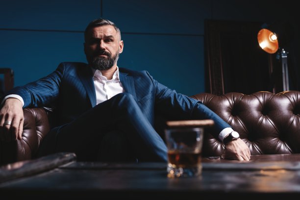 雪茄和一杯威士忌的帅哥图片下载