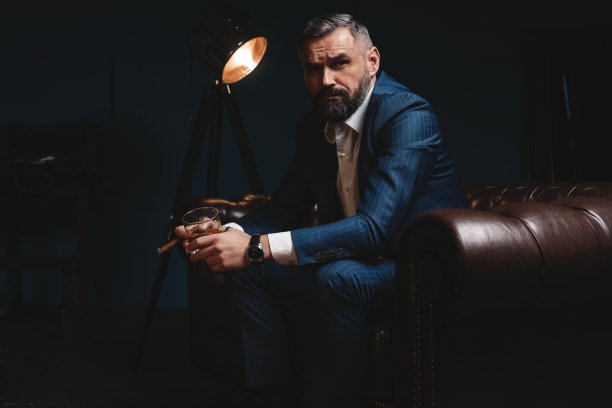 雪茄和一杯威士忌的帅哥图片下载