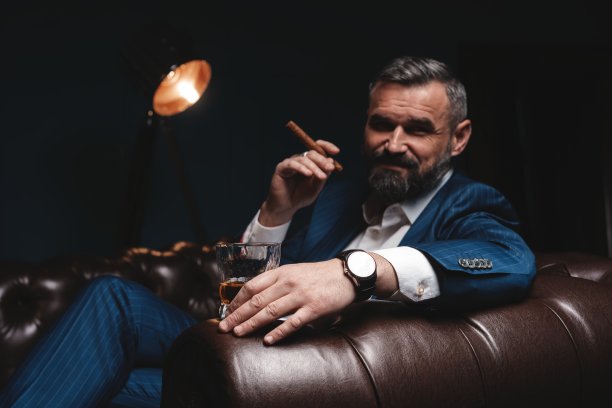 雪茄和一杯威士忌的帅哥图片下载