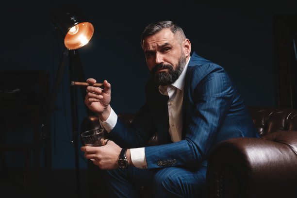 雪茄和一杯威士忌的帅哥图片下载