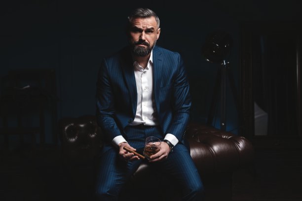 雪茄和一杯威士忌的帅哥图片下载