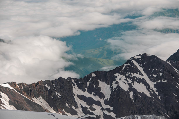 远方雪山的梦幻般的旅程图片下载