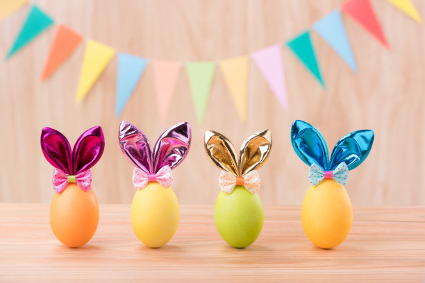 复活节快乐彩蛋与兔子耳朵在木地板模糊庆祝旗帜旗帜与复制空间图片下载