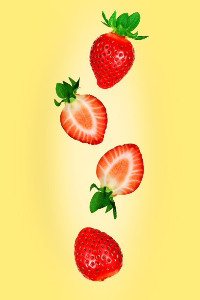 掉落的草莓果实整个和切成两半孤立在黄色背景与修剪路径。飞行的食物图片下载