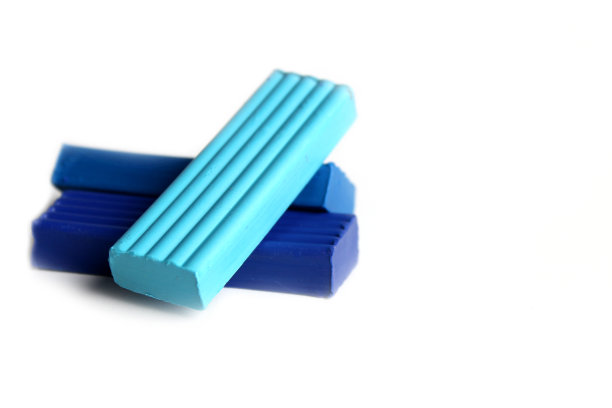 白色背景上的多色橡皮泥。儿童教育游戏图片下载