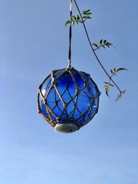 蓝色的玻璃球图片下载