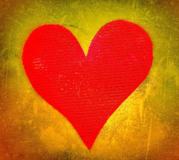 纺织背景与红色织物心脏和彩色效果周围在金色色调图片下载