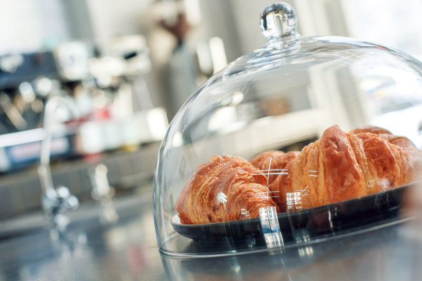 自助餐厅。玻璃钟罩下的羊角面包没有隔绝任何人图片下载