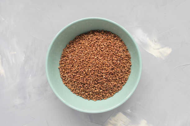 陶瓷碗中的荞麦，灰色背景图片下载