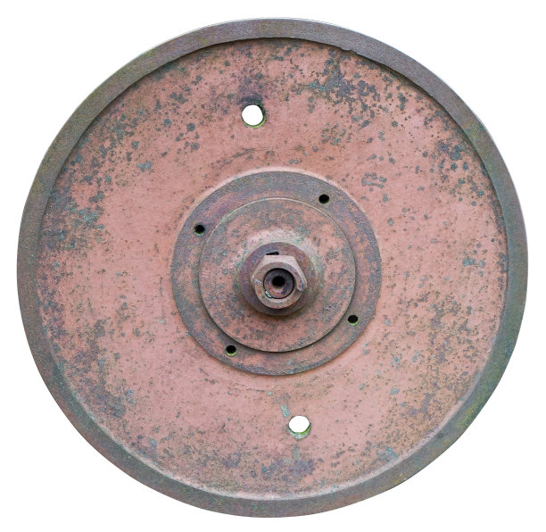 生锈的实心铁，红色车轮从复古农业磨和机械与地衣斑点。孤立的图片下载