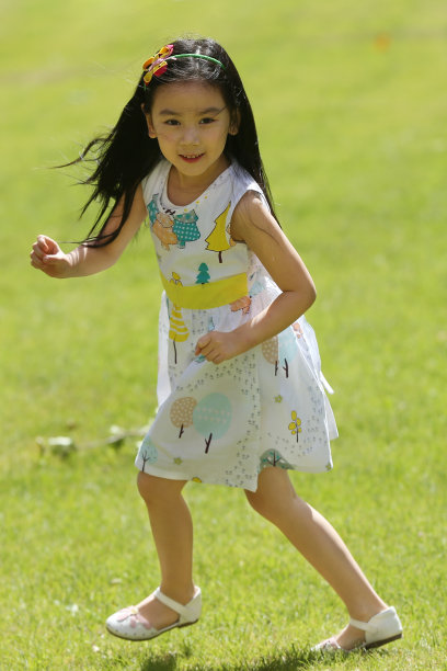 小女孩在户外玩图片下载