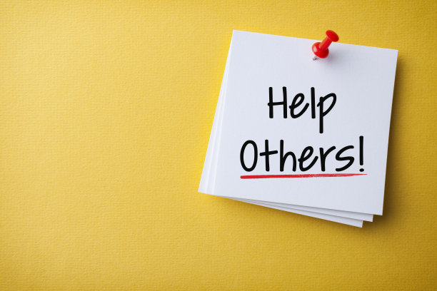 白色便利贴与帮助他人和红色推针在黄色背景图片下载