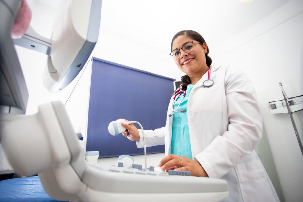 穿白大褂的妇科医生图片下载