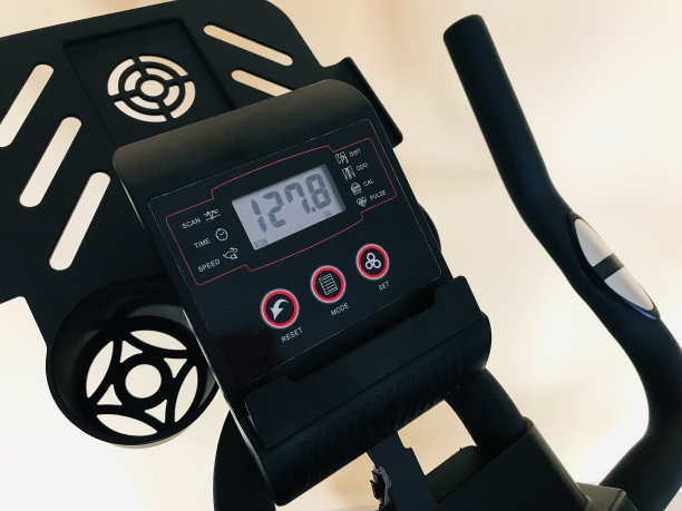 健身自行车的班长。健康的生活方式。健身,运动,训练图片下载