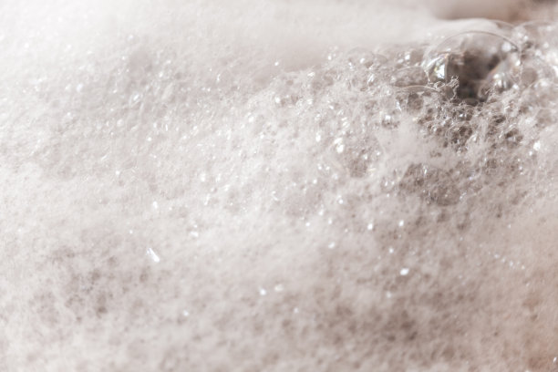 泡沫和肥皂在水面上冒泡图片下载