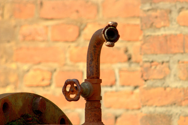 老工厂生锈的铁管，带有切断阀图片下载