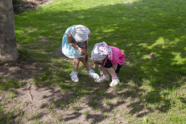 两个女孩在玩耍图片下载