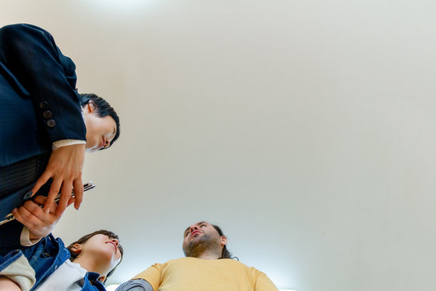 房地产经纪人带客户参观公寓图片下载