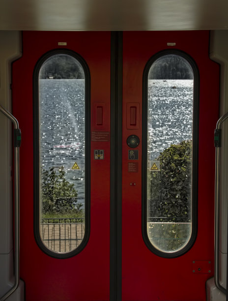滑动门的火车图片下载
