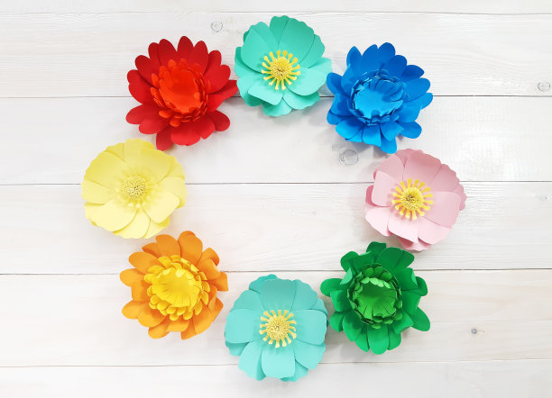 在一张白色木桌上，手工花围成一个圈。这孩子做手工艺品。广告内容为生日，情人节，妇女节。平躺，俯视图，近距离，复制空间图片下载