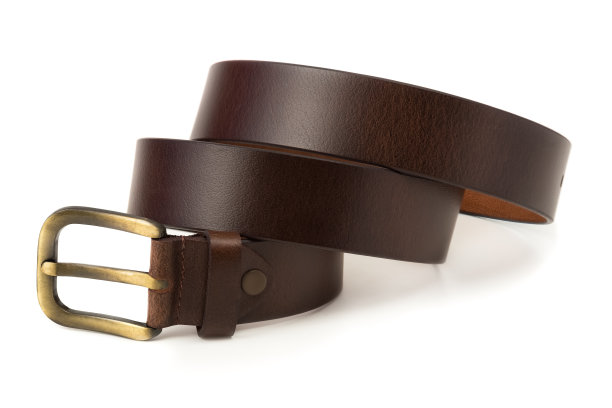 棕色皮带带扣孤立在白色背景。图片下载