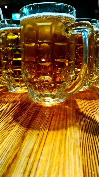 啤酒杯放在木桌上图片下载