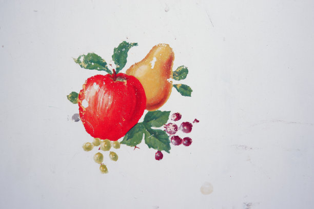 苹果，梨，葡萄和树叶的图片位于一个古老的冰箱图片下载