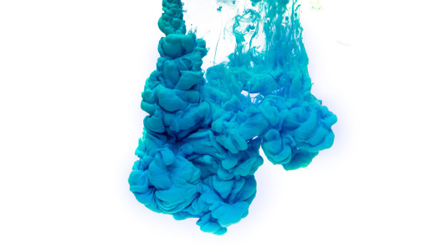 白色背景上的蓝色水漆。图片下载