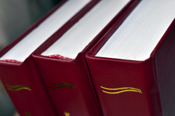 红色装订和金色图案的书图片下载