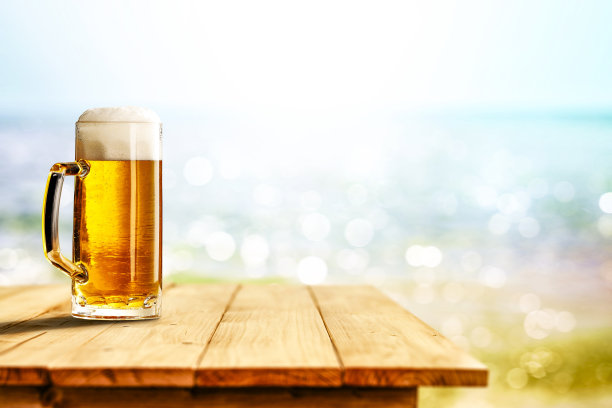 冷饮放在木桌上，背景是海洋和沙滩。为广告产品复制空间。图片下载