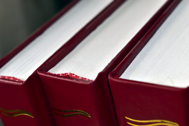 红色装订和金色图案的书图片下载