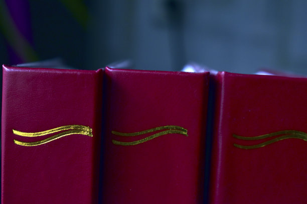 红色装订和金色图案的书图片下载