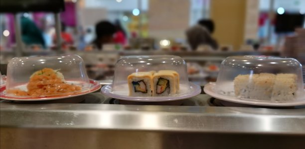 寿司在盘子里。图片下载