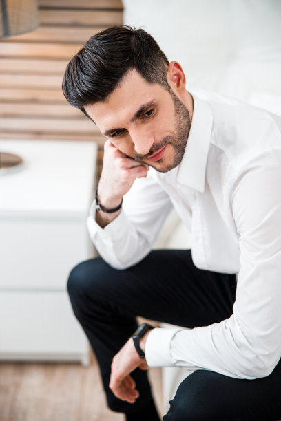 快乐的年轻男商人居家照片图片下载