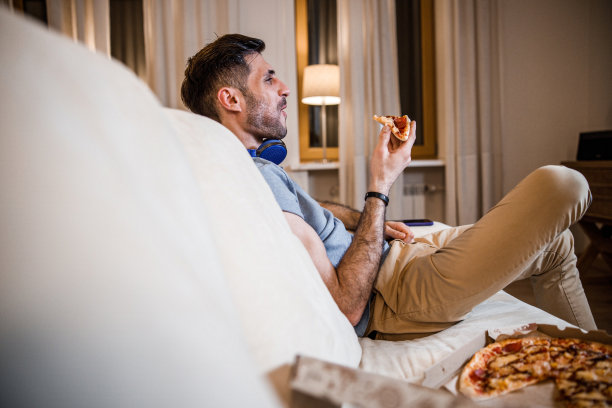 快乐的男人吃披萨照片图片下载