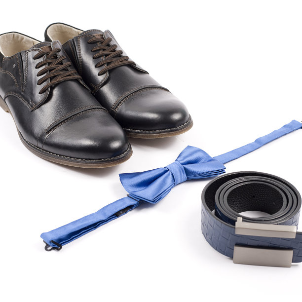 一套男性时尚的衣服在白色的背景图片下载