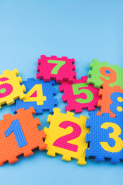 彩色的孩子数字玩具在蓝色的背景。图片下载