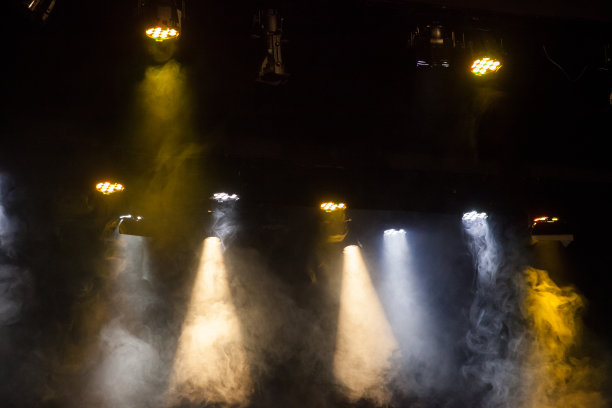 舞台聚光灯与烟雾图片下载